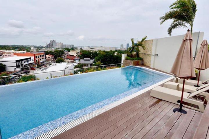 J7 Plaza Hotel Iloilo City Ngoại thất bức ảnh