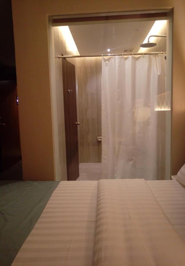 J7 Plaza Hotel Iloilo City Ngoại thất bức ảnh