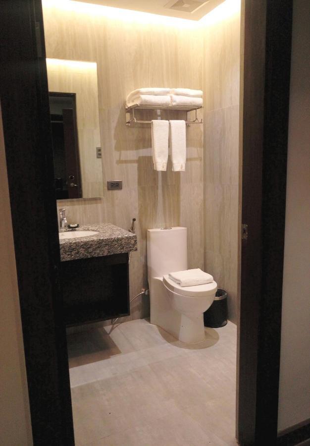 J7 Plaza Hotel Iloilo City Ngoại thất bức ảnh