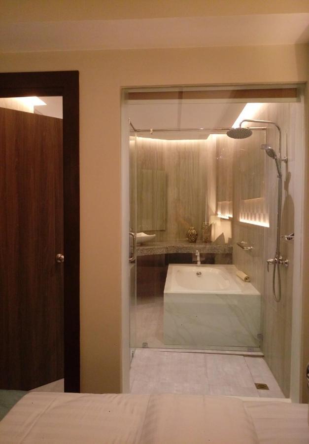 J7 Plaza Hotel Iloilo City Ngoại thất bức ảnh