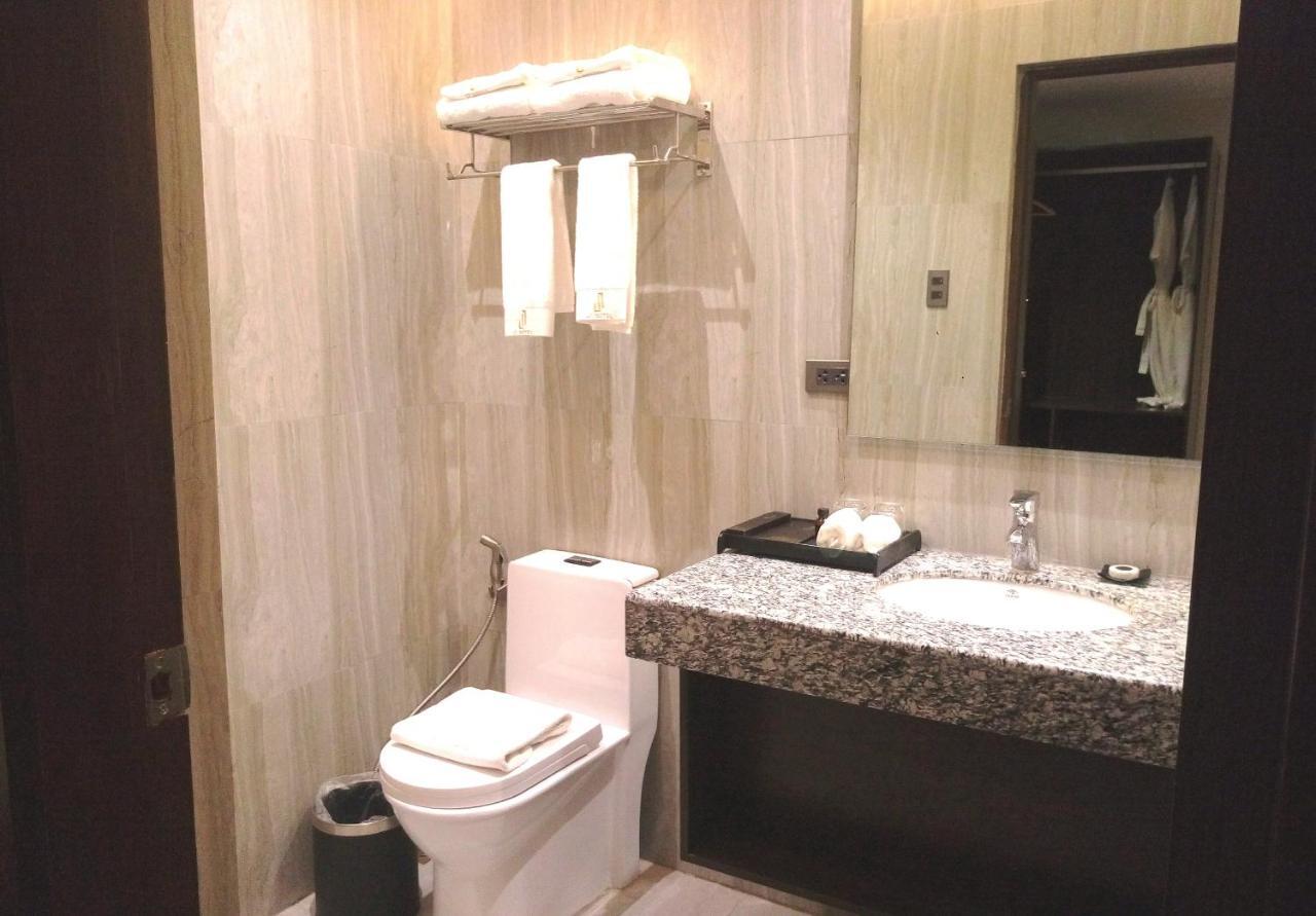 J7 Plaza Hotel Iloilo City Ngoại thất bức ảnh