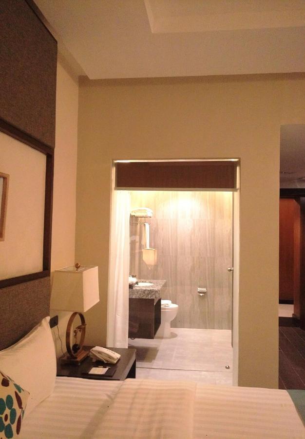 J7 Plaza Hotel Iloilo City Ngoại thất bức ảnh